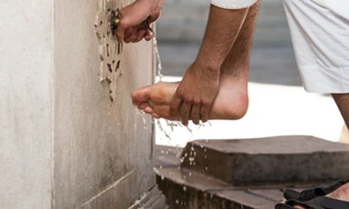  What Is The Reason Behind We Wash Foot After Complete Pradakshinalu Navagrahas,-TeluguStop.com