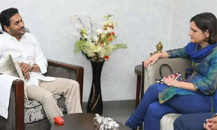  Noble Award Winner Esther Duflo Praises Ap Cm Jagan Mohan Reddy Details, Jagan,-TeluguStop.com