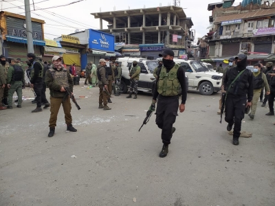  One Killed, 34 Injured In Srinagar Grenade Attack (night Lead)-TeluguStop.com