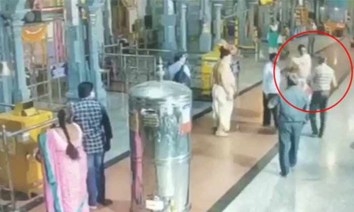  Priest Beats Devotee In Temple In Secunderabad Details, Priest, Beats Devotee ,t-TeluguStop.com