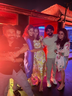  Ram Charan's Wife Upasana Shares Pics Of His B'day Bash-TeluguStop.com