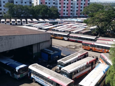  Rtc Bus Runs Over Three Workers In Telangana-TeluguStop.com