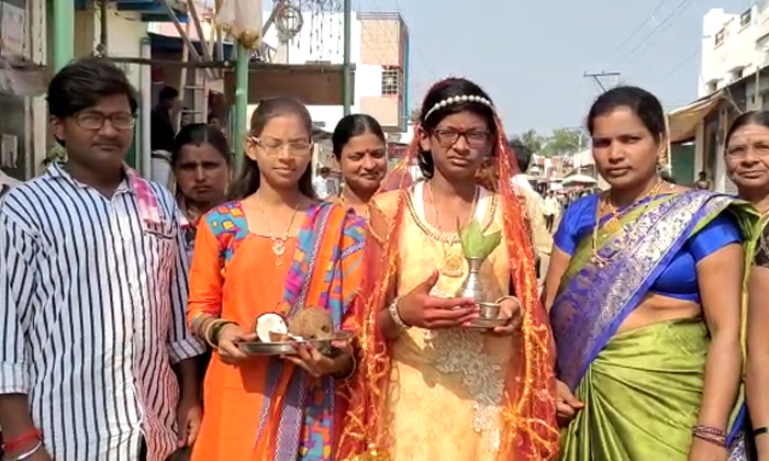  Strange Holi Ritual Kurnool District Adoni Santekulluru Village Where Men Appear-TeluguStop.com