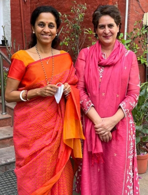  Supriya Sule Meets Priyanka Gandhi-TeluguStop.com