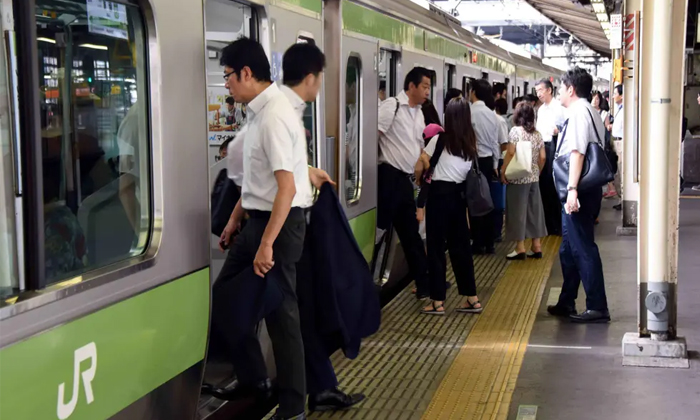  Train Is Late For Even A Second The Officers Have Asked For Forgiveness From The-TeluguStop.com