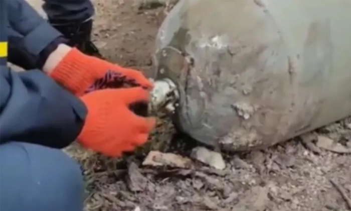  Ukraine Man Diffuses Bomb With Bear Hands Details, Viral Latest, Viral News, Soc-TeluguStop.com