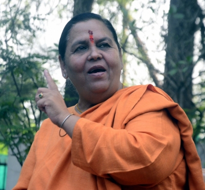  Uma Bharti Vandalises Liquor Shop In Bhopal-TeluguStop.com