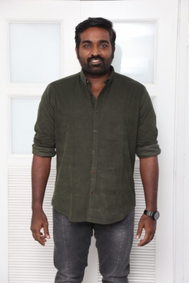  'vijay Sethupathi Has Silently Helped A Lakh People Secure Employment'-TeluguStop.com