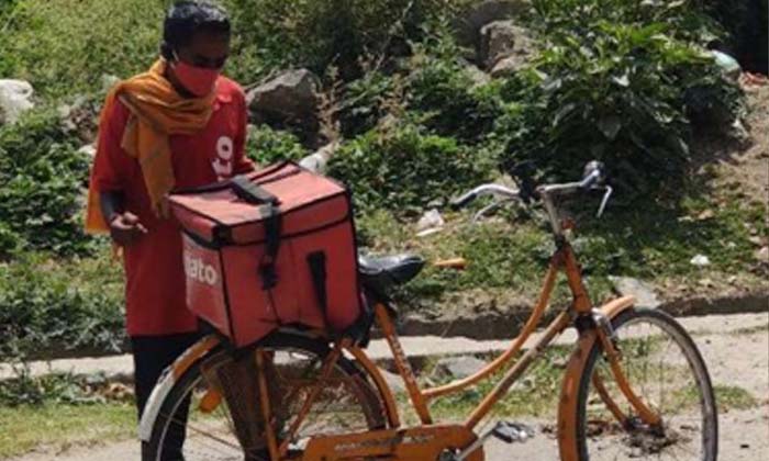  Delivery Boy Delivers Food On Time In 42 Degree Temperature In Rajasthan People-TeluguStop.com