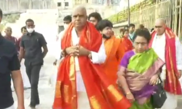  Ap Tourism Minister Avanti Srinivas Visiting Thirumala Srivastava With Her Famil-TeluguStop.com