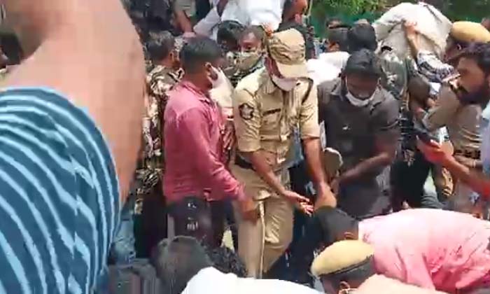 Yuva Morcha Activists Stormed The Appsc Office , Yuva Morcha Activists , Apps Yuva Morcha Activists Stormed The Appsc Office , Yuva Morcha Activists , Apps-TeluguStop.com