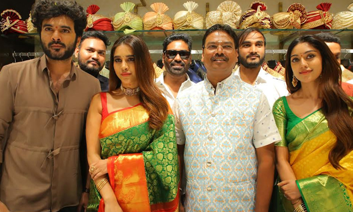  Tollywood Celebrities Open 13th Showroom In Anantapur At Mangalya Shopping Mall-TeluguStop.com