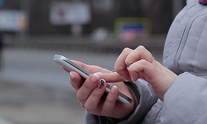  Chatting On The Phone With A Young Woman In The Middle Of The Road What Happened-TeluguStop.com