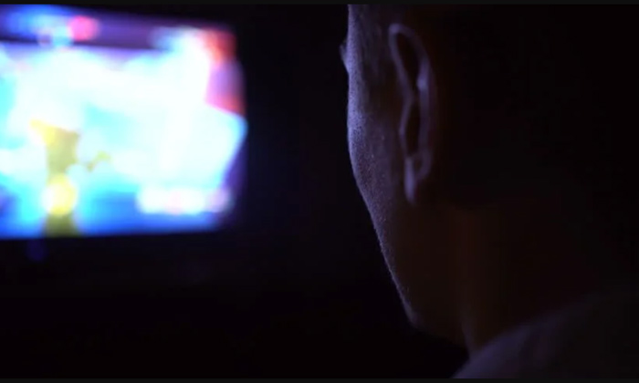  Watching Tv And Laptop In The Dark Can Be Very Dangerous,watching Tv, Dangerous-TeluguStop.com