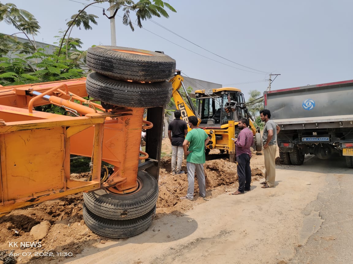  Lorries Landing On The Side Of The Road In Peta-TeluguStop.com