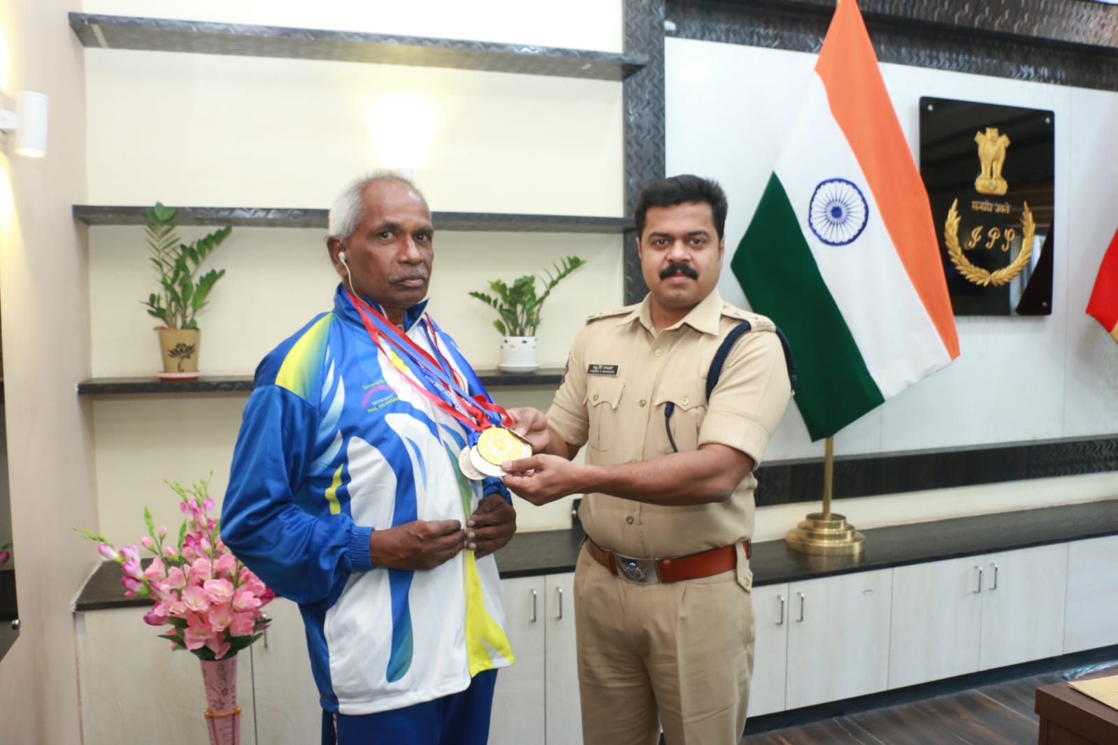  Commissioner Of Police Congratulates Masters Athletic *-TeluguStop.com