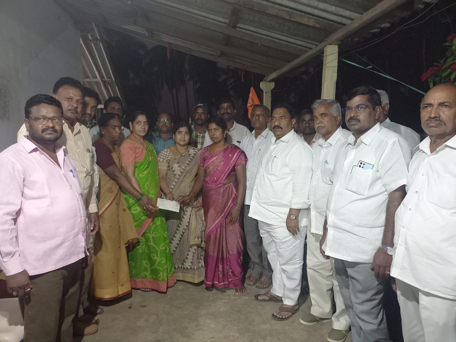  Mla Sandra Venkata Virayya Handed Over Rs 2 Lakh Accident Insurance Money To The-TeluguStop.com