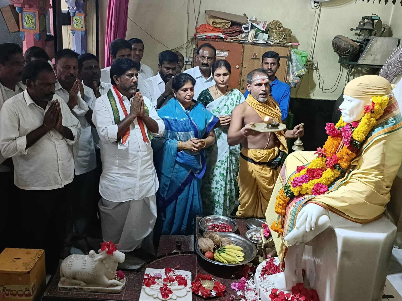 Clp Leader Bhatti Couple Worships At Sai Baba Temple .. People's March Begin Clp Leader Bhatti Couple Worships At Sai Baba Temple .. People's March Begin-TeluguStop.com