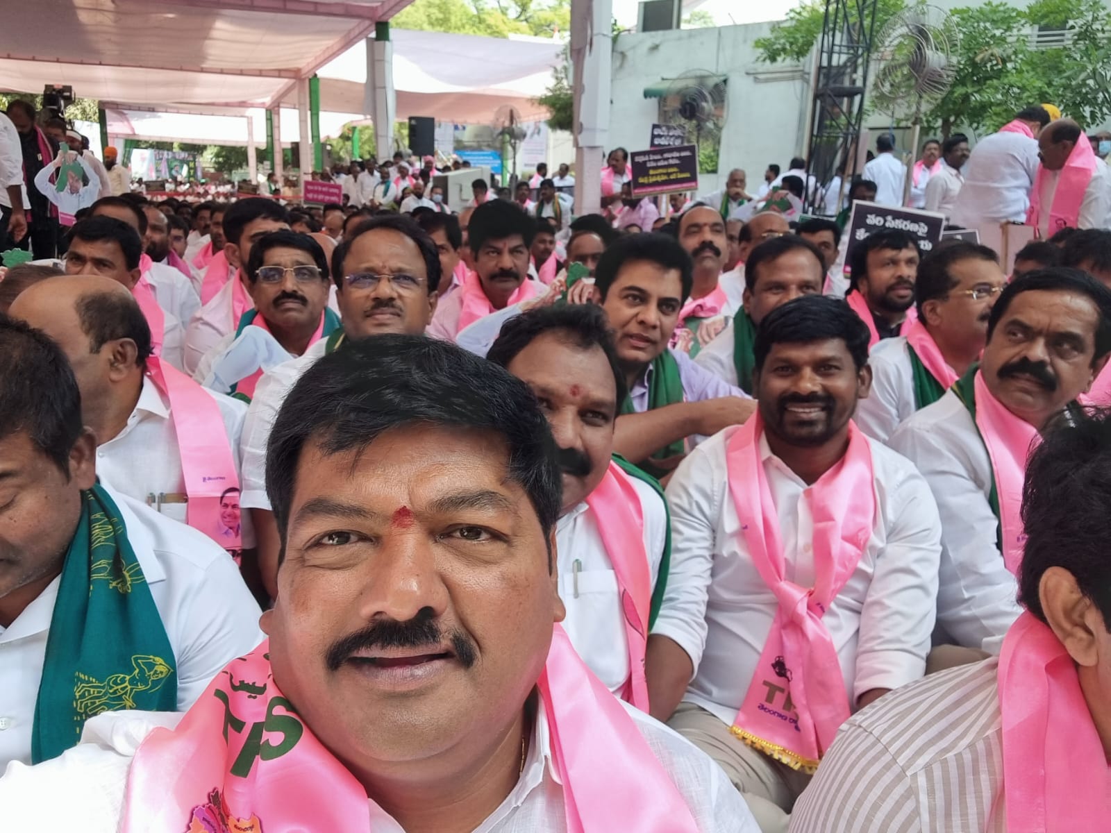  Eastern Mla Narender Participating In A Protest Rally In Delhi.-TeluguStop.com