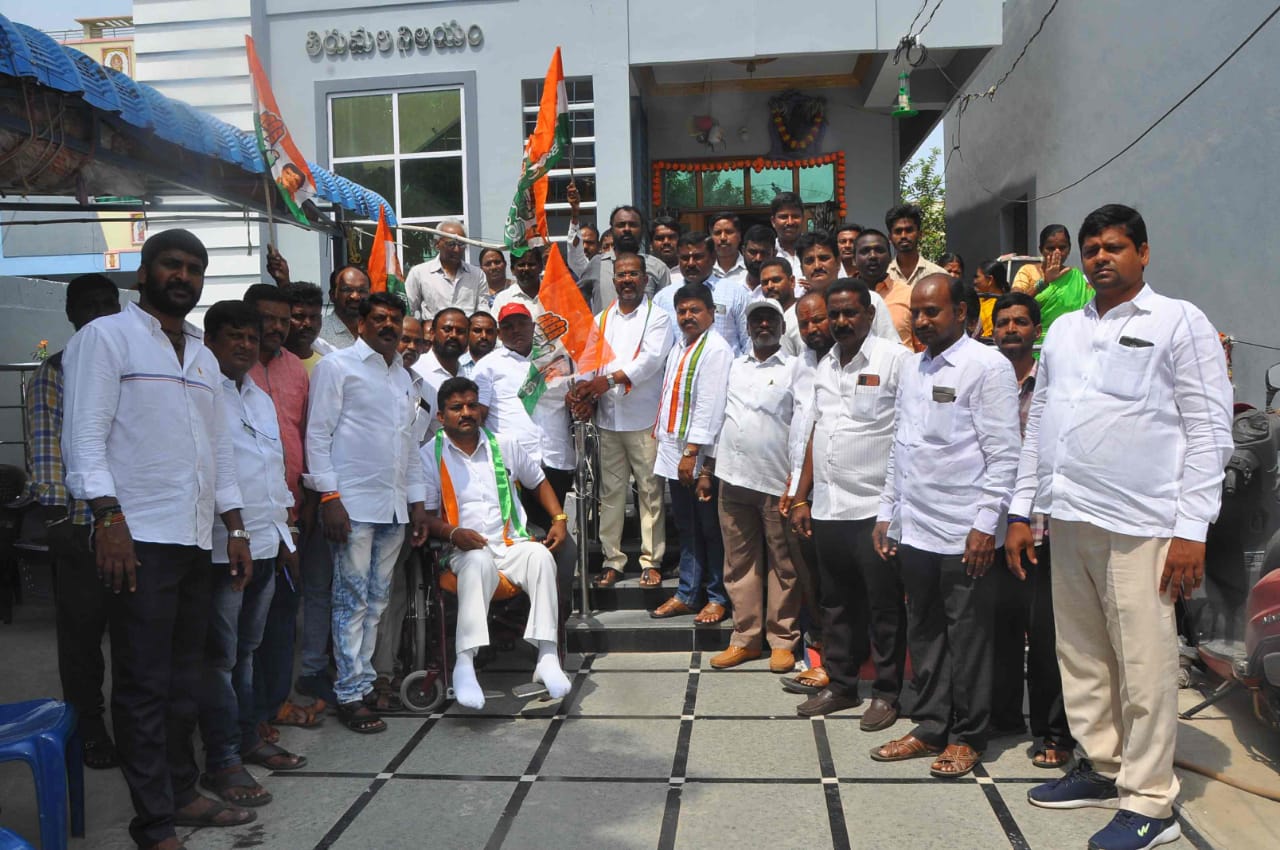  Congress Pays Solid Tribute To Mahatma Jyotirao Poole-TeluguStop.com