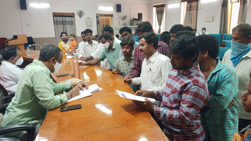  Allocating Double Bedrooms To The Ineligible: - Villagers Complain In Public-TeluguStop.com