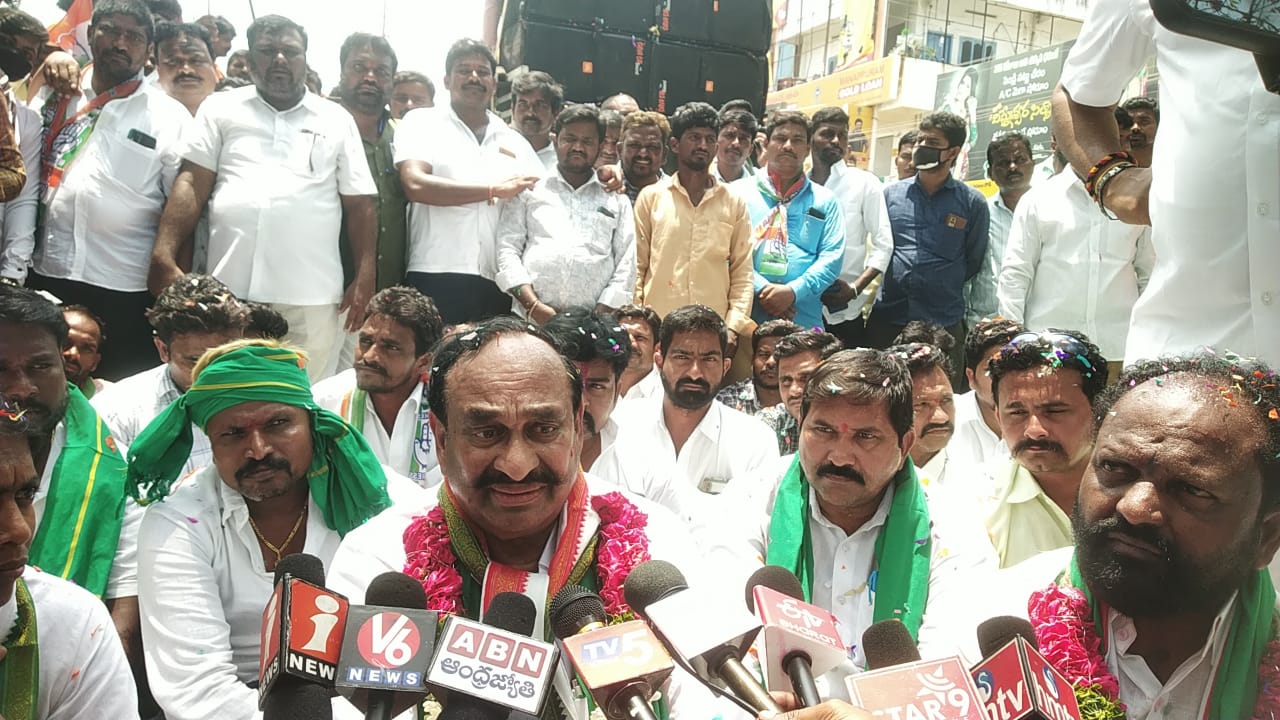  Kcr Does Not Have A Brain - Farmers Need To Buy Grain, Reduce Prices: Tpcc Senio-TeluguStop.com