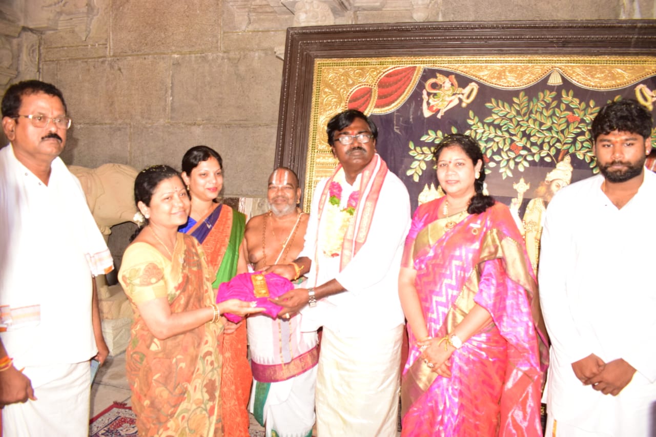  Minister Puwada Ajay And His Wife Gifted A Kilo Of Gold To The Yadadri Temple-TeluguStop.com