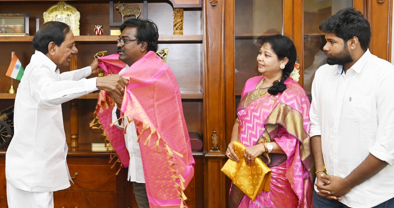  Minister Ajay Who Met Cm Kcr..congratulations Kcr-TeluguStop.com