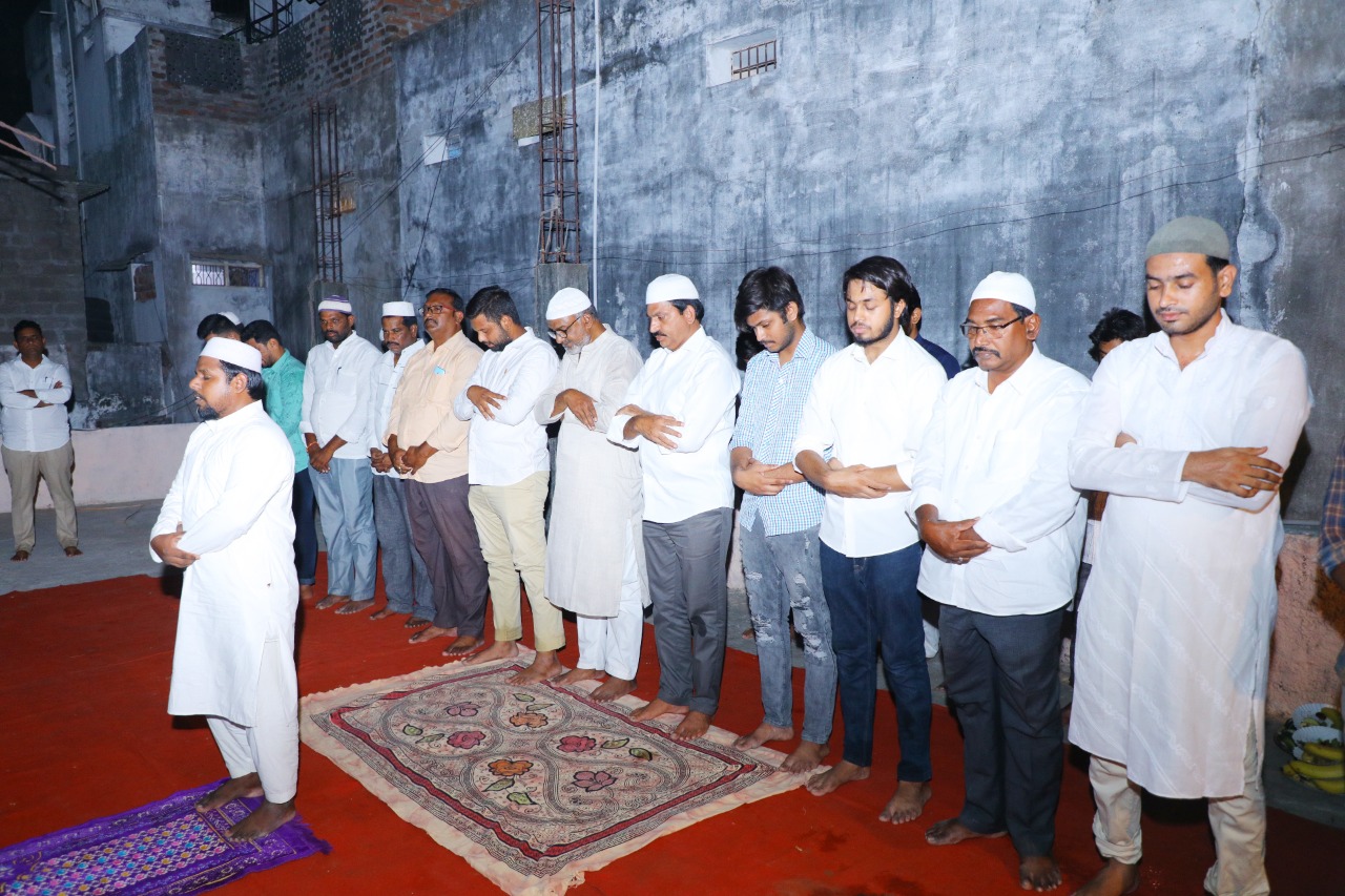 Former Mp Pongleti At The Ramadan-iftar Ceremony, A Symbol Of Unity Former Mp Pongleti At The Ramadan-iftar Ceremony, A Symbol Of Unity-TeluguStop.com