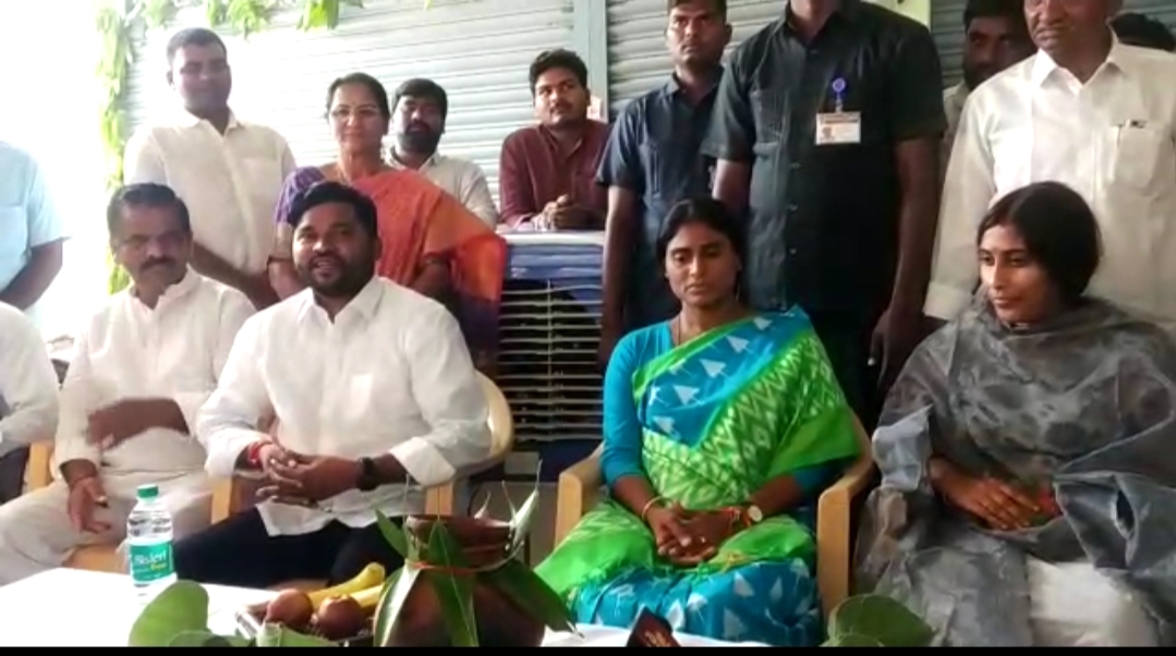  Yssr Tp Chief Sharmila At Ugadi Celebrations-TeluguStop.com