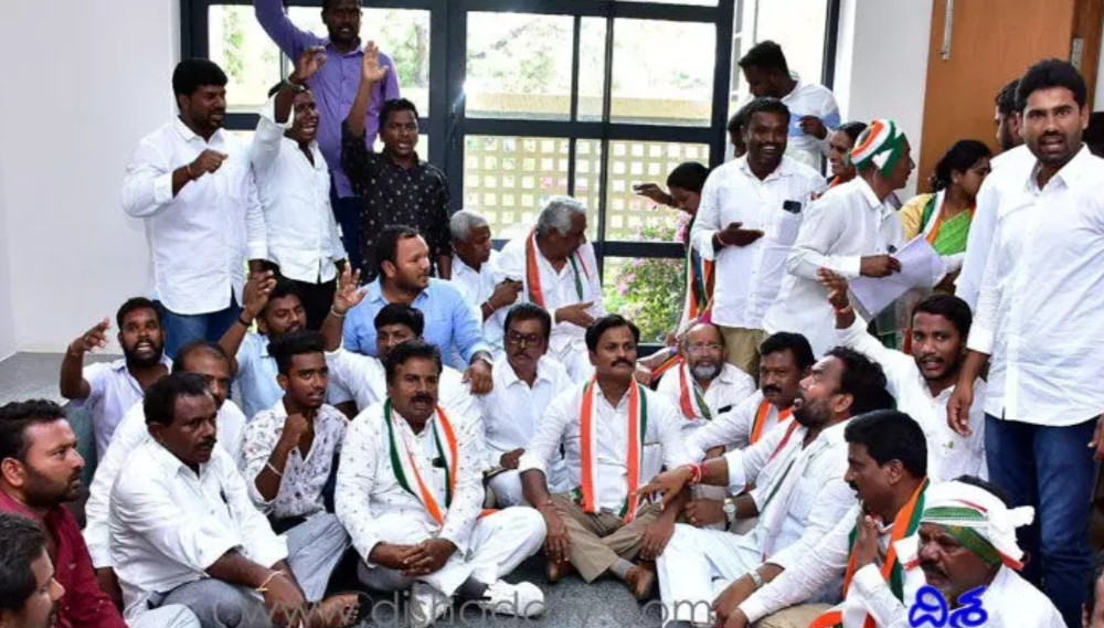  Congress Dharna In Front Of The Collectorate-TeluguStop.com