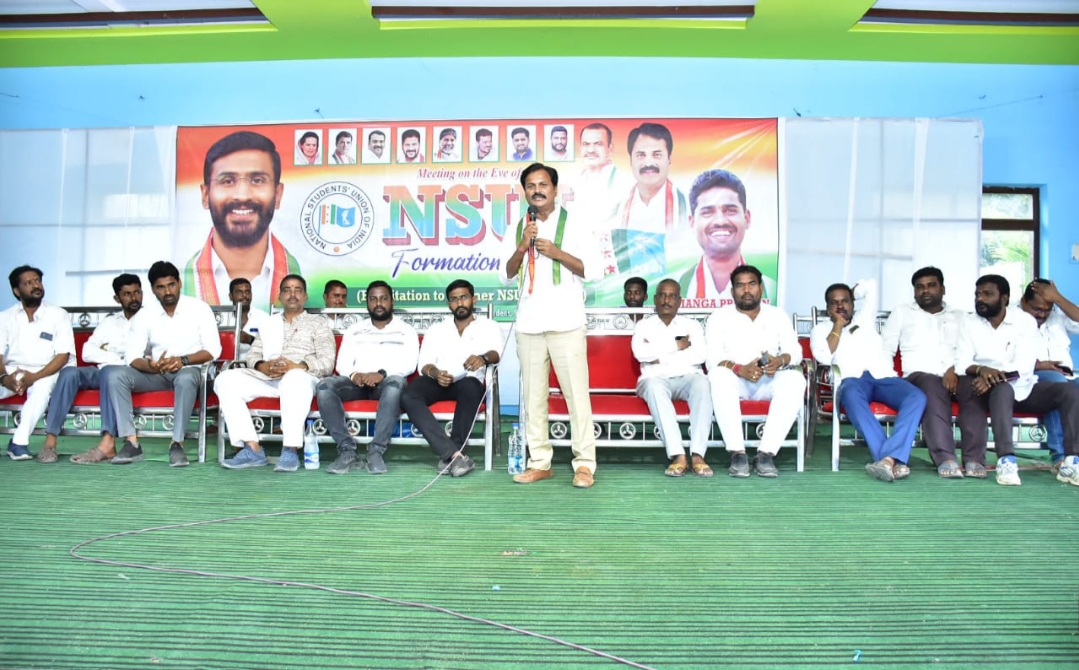  Anda-dcc Presidents Kumbham Anil Kumar Reddy, Nsui Flag-students For Nsui Studen-TeluguStop.com
