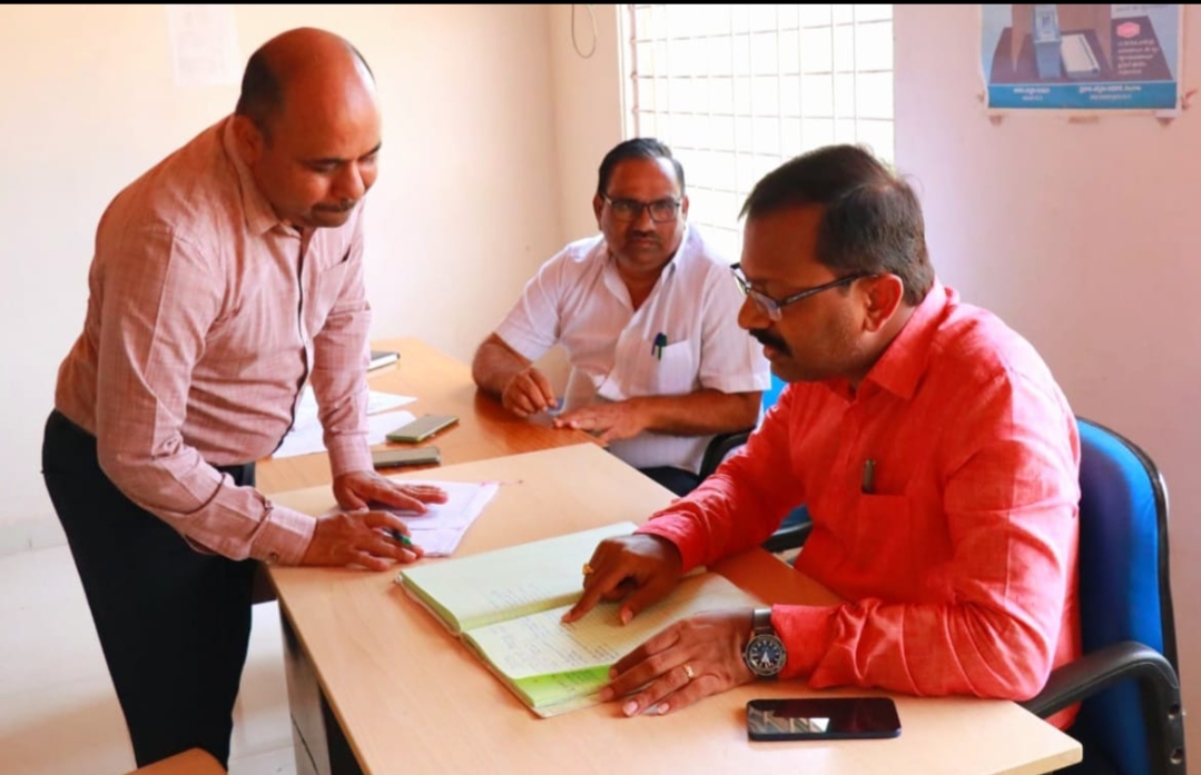  Collector Who Inspected The Grain Control Room-TeluguStop.com