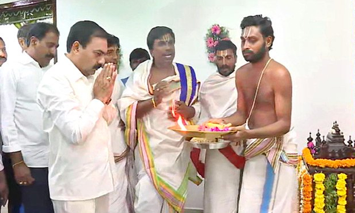  Kakani Govardhan Reddy Took Over As Minister , Kakani Govardhan Reddy As Ministe-TeluguStop.com