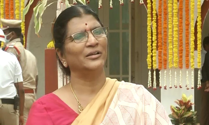  Lakshmi Parvati At The Ntr District Collector's Office Lakshmi Parvati, Ntr Dis-TeluguStop.com