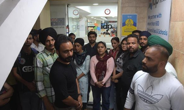  Students Protest In Ludhiana As 3 Canadian Colleges, Agents Yet To Refund Fee,-TeluguStop.com