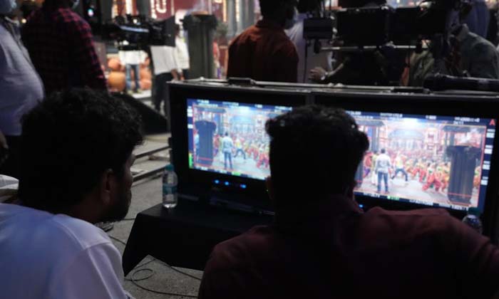  Superstar Mahesh Babu S Sarkaru Vaari Paata Mass Song Shooting In A Massive Set-TeluguStop.com