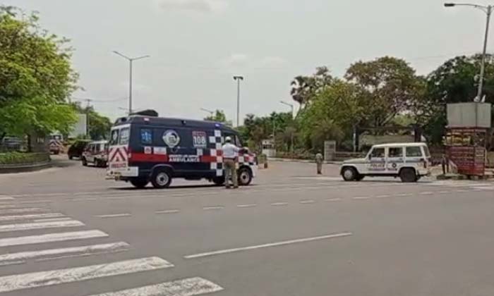  Police Sent 108 Vehicles From The Center Of The Cm Convoy At Gannavaram Airport-TeluguStop.com