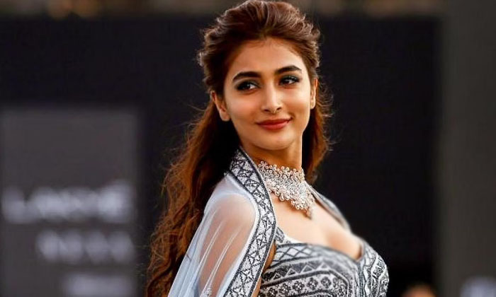  Career Dilemma For Pooja Hegde ,pooja Hegde, Career , Tolllywood, Radhasyam , Be-TeluguStop.com