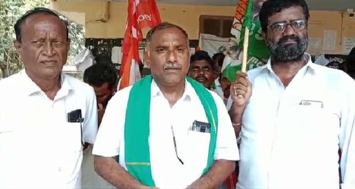  Farmers Protest In Front Of Tahsildar's Office-TeluguStop.com