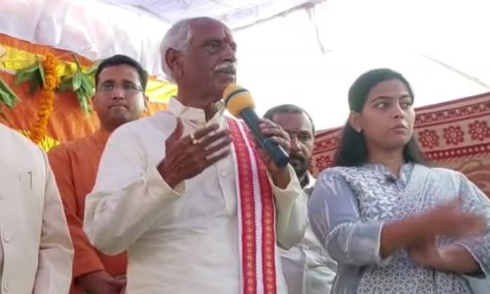  Today, The Governor Of Haryana Is Happy To Listen To Panchanga Under The Patrona-TeluguStop.com