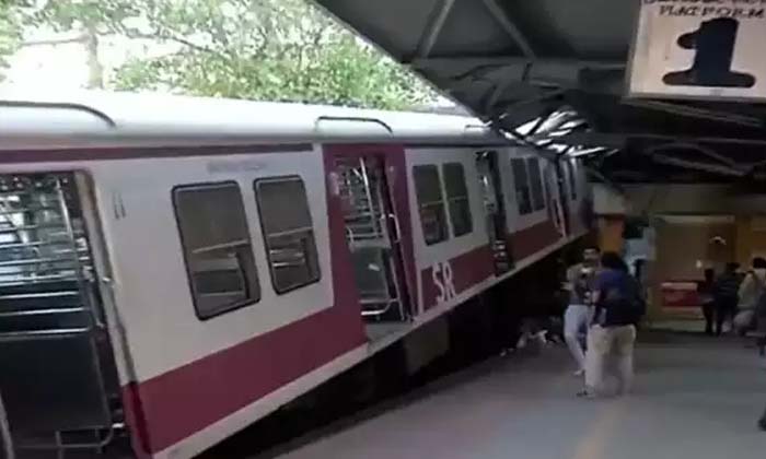 The Train That Was Supposed To Be On The Rails Hit The Platform , Train , Passe The Train That Was Supposed To Be On The Rails Hit The Platform , Train , Passe-TeluguStop.com