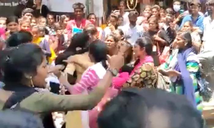  It's Crazy To Watch Lady Students Gang War Here ,  Girisl Fighting , Viral News-TeluguStop.com
