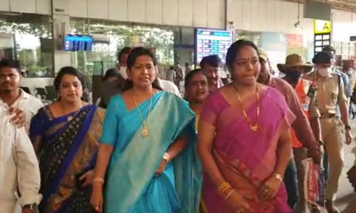  State Home Minister Thaneti Vanitha Arrives At Visakhapatnam Airport , Thaneti V-TeluguStop.com