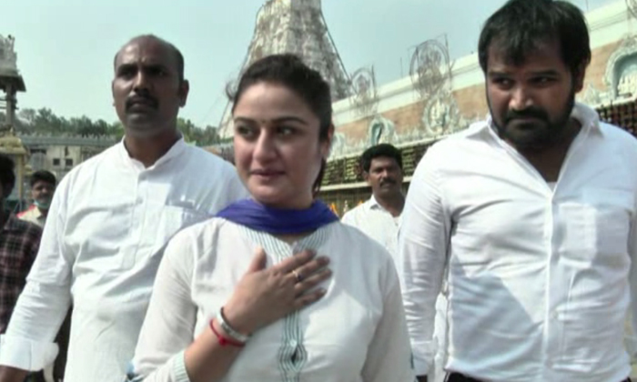  Actress Sonia Agarwal Visited Tirumala Details, Actress Sonia Agarwal ,tirumala,-TeluguStop.com