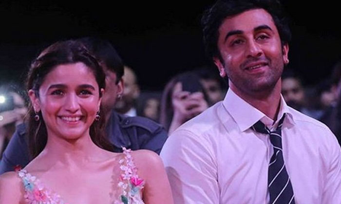  Alia Fell In Love With Ranbir At The Age Of Eleven Love At First Sight Alia Bhat-TeluguStop.com