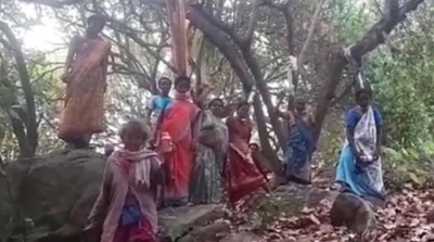  Andhra Women Farmers Stage Protest With Noose Around Their Neck-TeluguStop.com