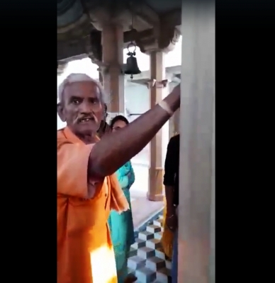 Dalit Couple In Rajasthan Denied Entry Into Temple, Priest Booked Dalit Couple In Rajasthan Denied Entry Into Temple, Priest Booked-TeluguStop.com