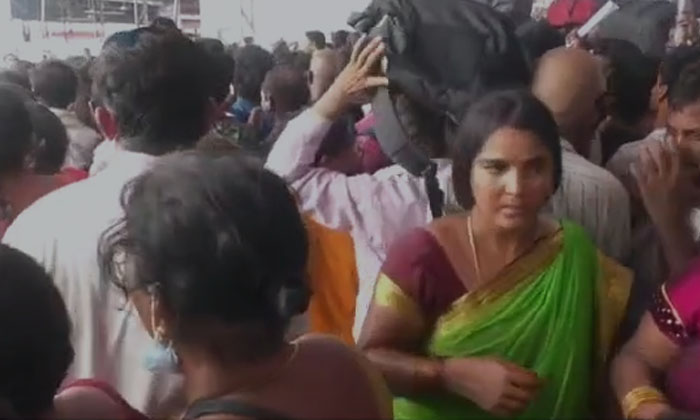  A Large Number Of Devotees Reached The Queue Line Giving Tickets For Srivari Sar-TeluguStop.com