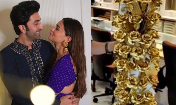  Fans Present Golden Bouquet To Ranbir Alia Photo Goes Viral , Alia Bhatt , Ranbi-TeluguStop.com